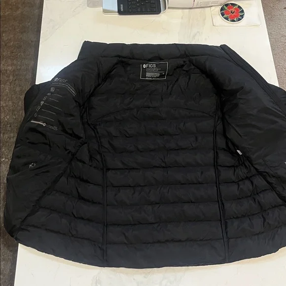 Figs On-Shift Packable Puffer Jacket in Black, Size Medium - Picture 8 of 12